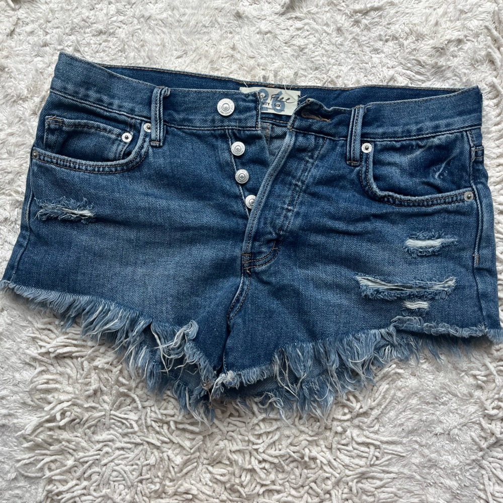 Free People Denim shorts, 
size 26 -USA size 2 
100%cotton
